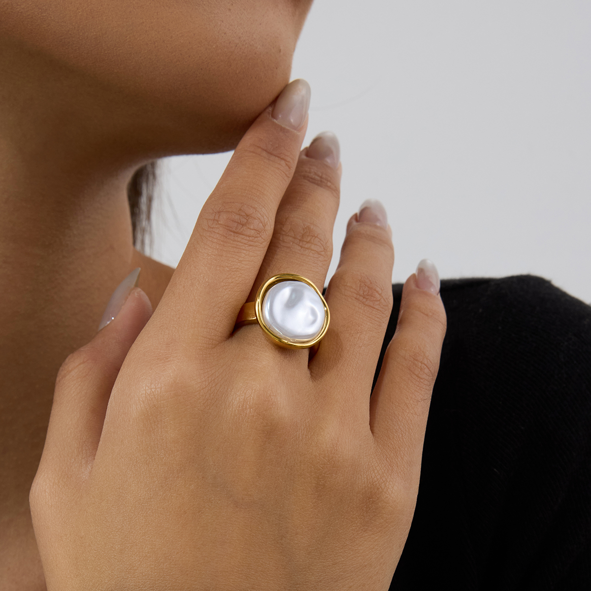 ELENYS Organic Pearl – pozlacený prsten s bílou perličkou v 18k žlutém zlatě